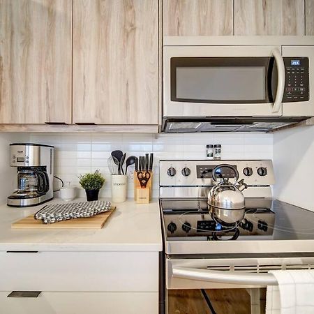 Luxurious Modern 2Br Condo Sleeps 5 Coffee, Ac, Wifi Halifax Exterior photo