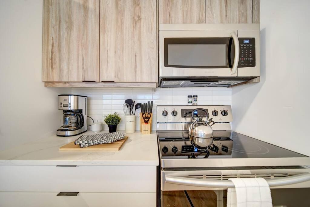 Luxurious Modern 2Br Condo Sleeps 5 Coffee, Ac, Wifi Halifax Exterior photo