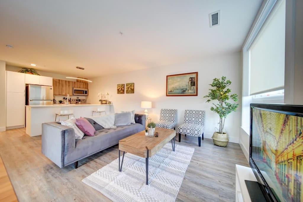 Luxurious Modern 2Br Condo Sleeps 5 Coffee, Ac, Wifi Halifax Exterior photo