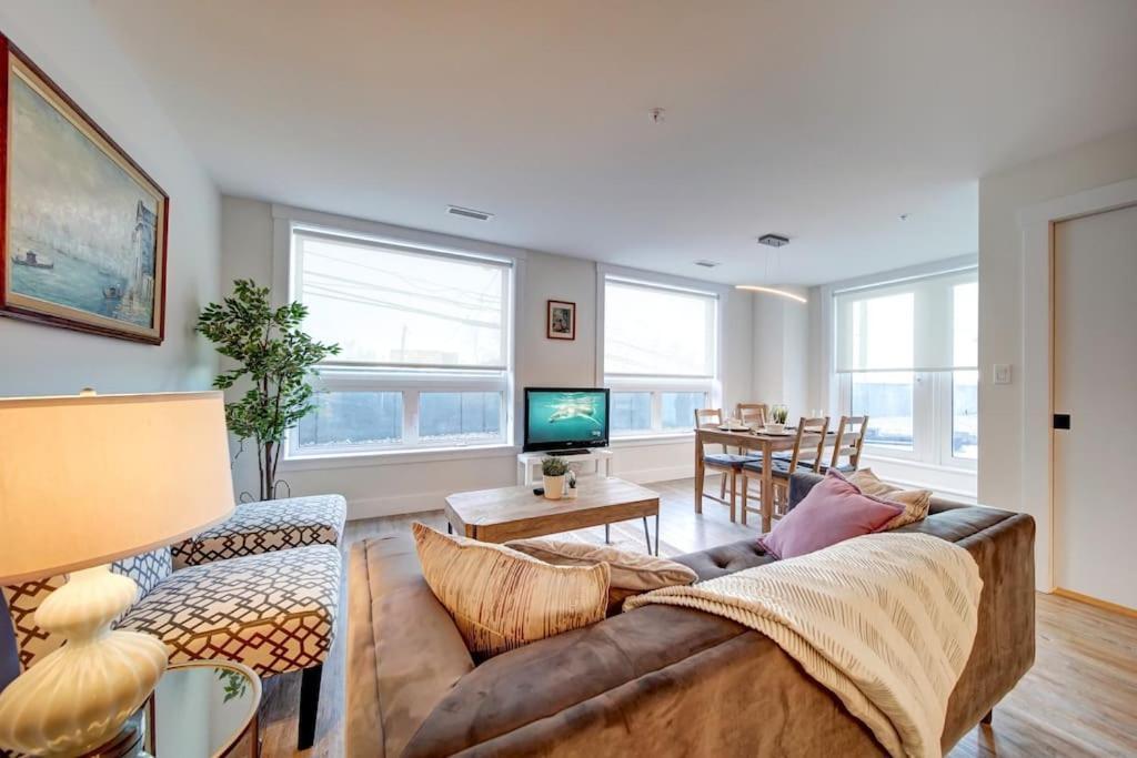 Luxurious Modern 2Br Condo Sleeps 5 Coffee, Ac, Wifi Halifax Exterior photo
