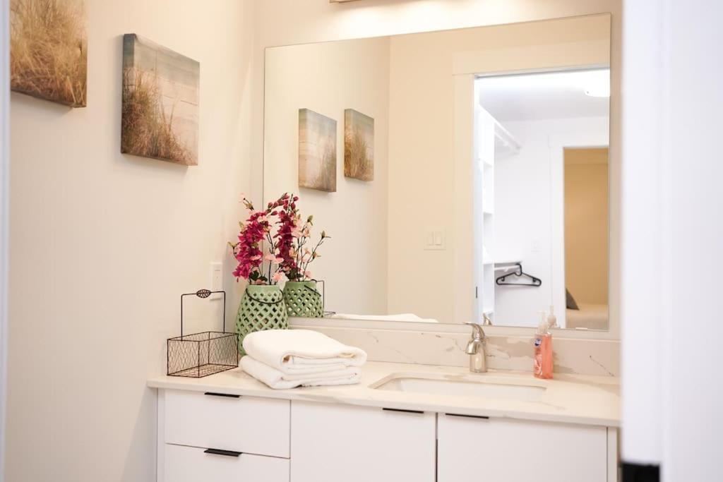 Luxurious Modern 2Br Condo Sleeps 5 Coffee, Ac, Wifi Halifax Exterior photo