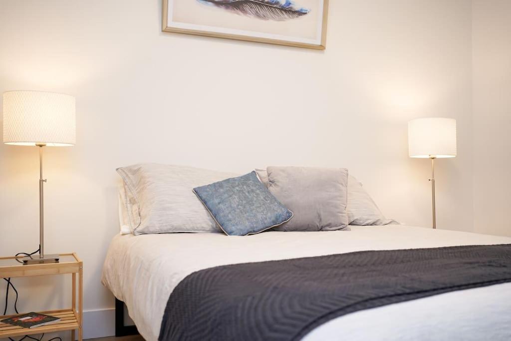 Luxurious Modern 2Br Condo Sleeps 5 Coffee, Ac, Wifi Halifax Exterior photo