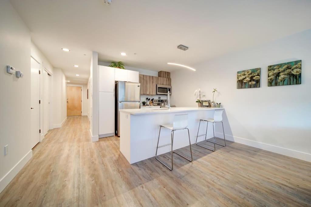 Luxurious Modern 2Br Condo Sleeps 5 Coffee, Ac, Wifi Halifax Exterior photo