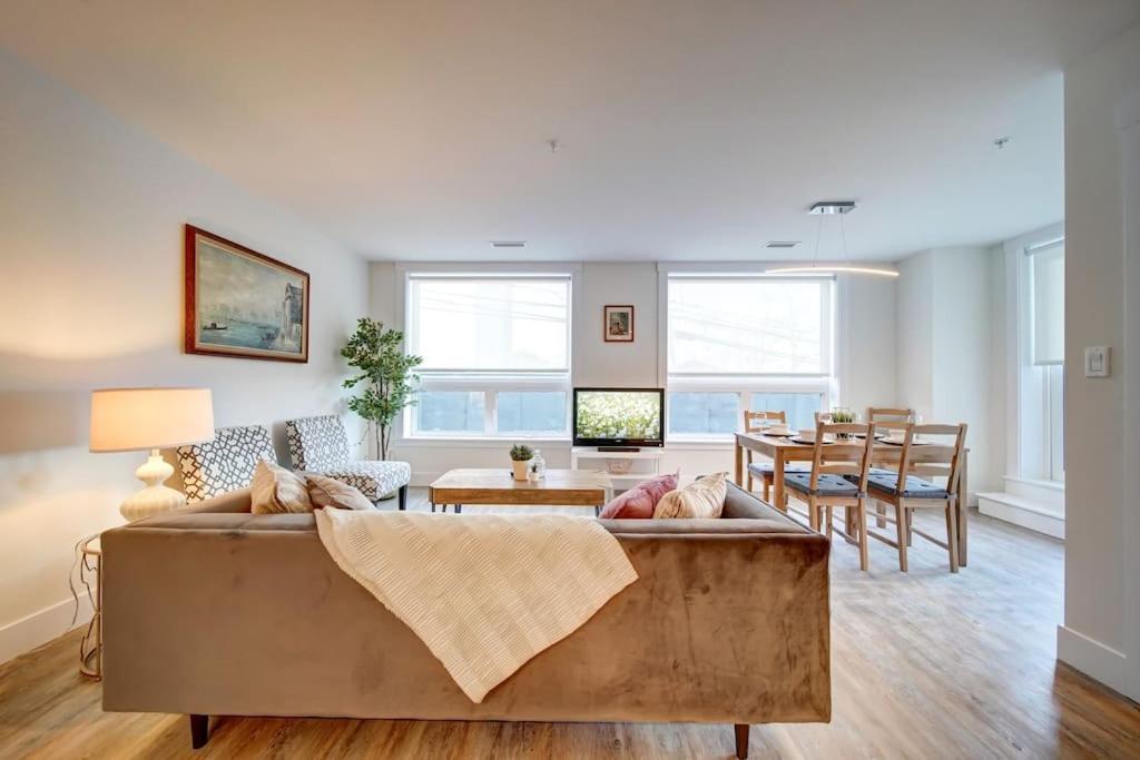 Luxurious Modern 2Br Condo Sleeps 5 Coffee, Ac, Wifi Halifax Exterior photo